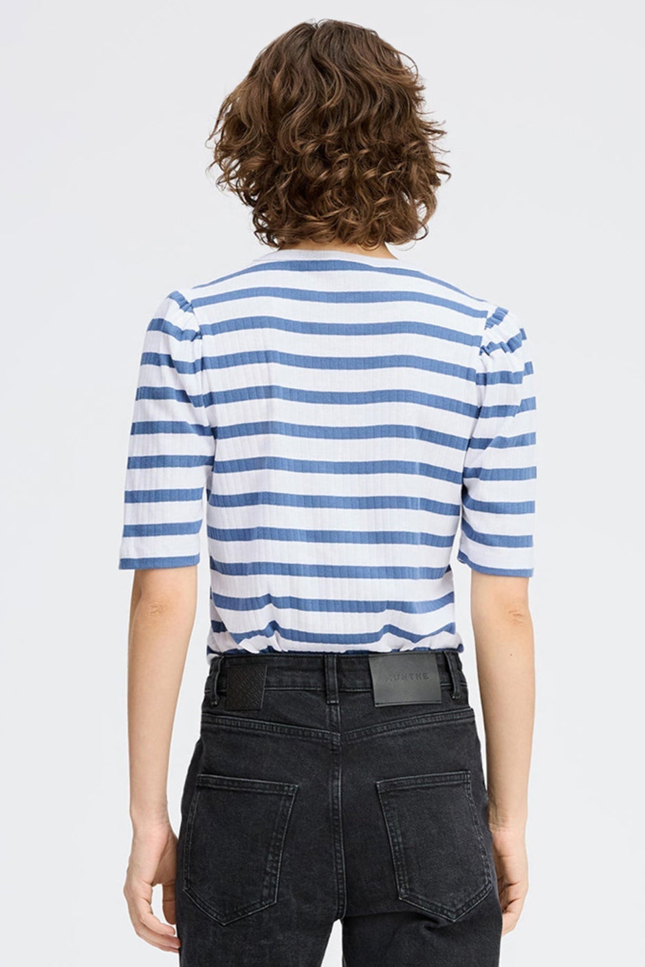 Munthe Parsa T-shirt – stribet T-shirt i økologisk bomuld med feminine pufærmer og broderet emblem. 
