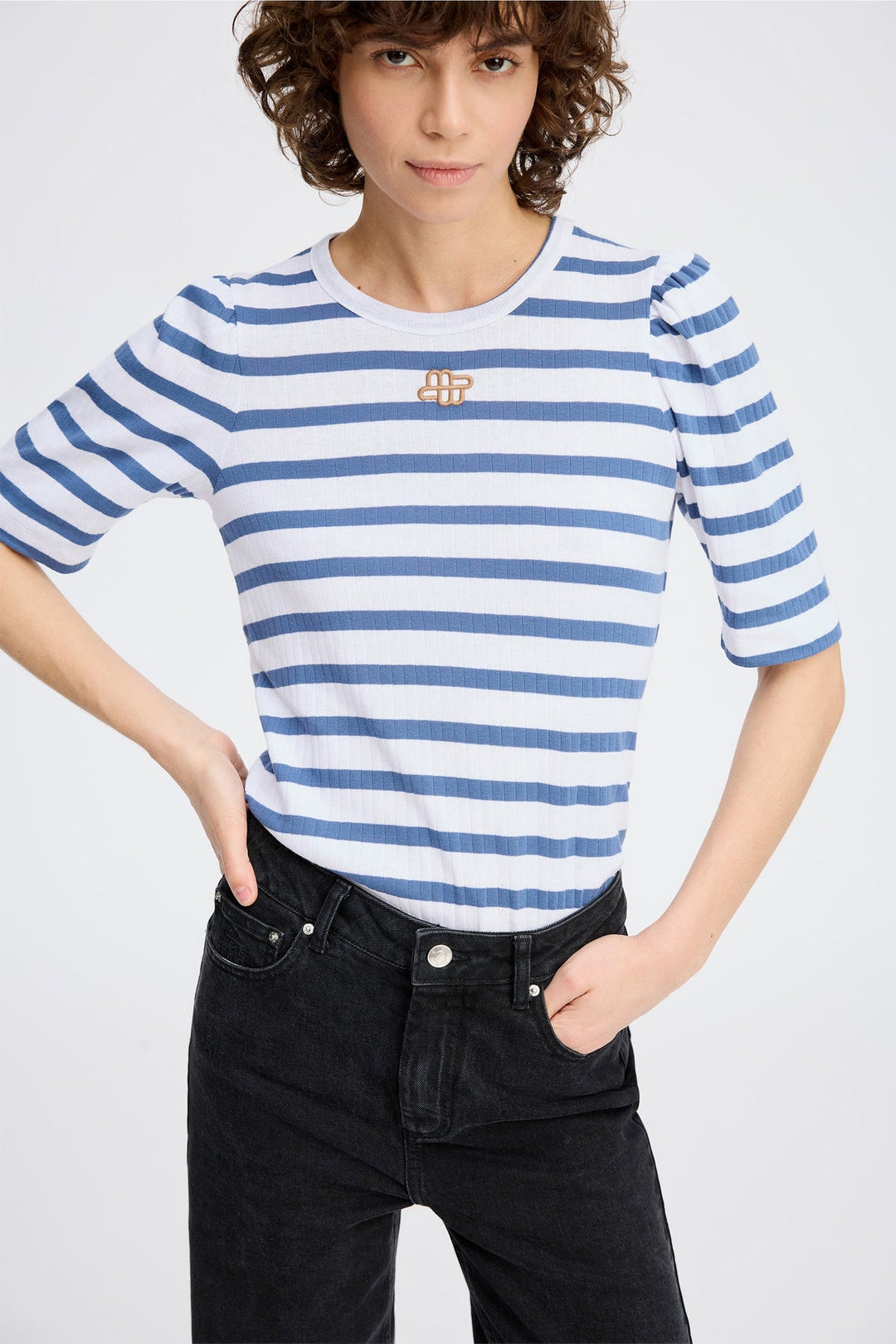 Munthe Parsa T-shirt – stribet T-shirt i økologisk bomuld med feminine pufærmer og broderet emblem. 