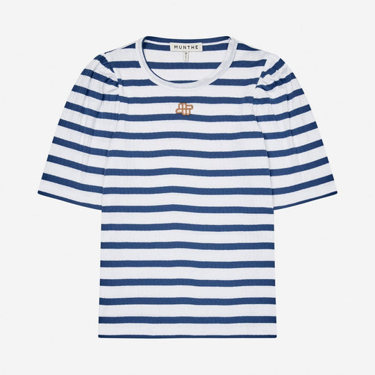 Munthe Parsa T-shirt – stribet T-shirt i økologisk bomuld med feminine pufærmer og broderet emblem. 