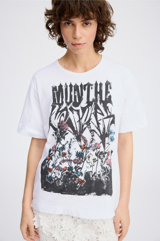Munthe Prize T-shirt i hvid – en økologisk bomulds T-shirt med flot grafisk print. Ansvarlig, komfortabel og unik. 