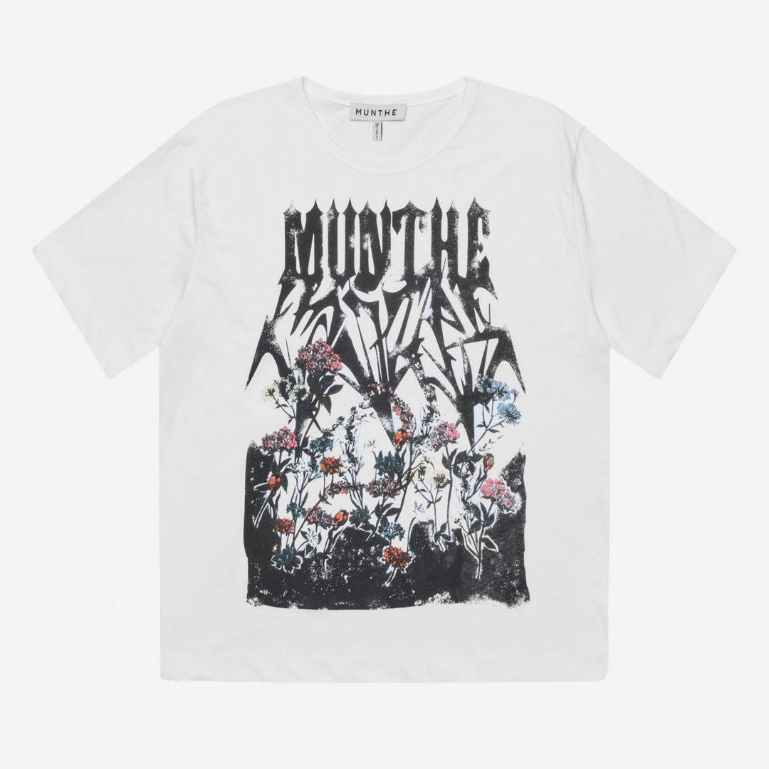Munthe Prize T-shirt i hvid – en økologisk bomulds T-shirt med flot grafisk print. Ansvarlig, komfortabel og unik. 