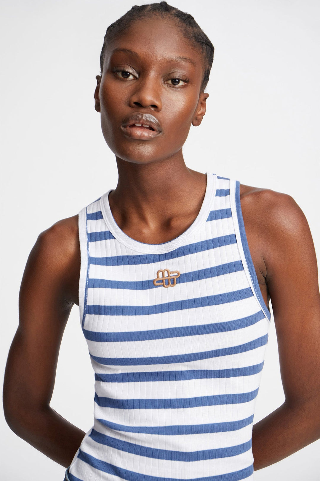 Munthe Tezza Top – tætsiddende tanktop i økologisk bomuld med broderet emblem. Perfekt basis til garderoben.