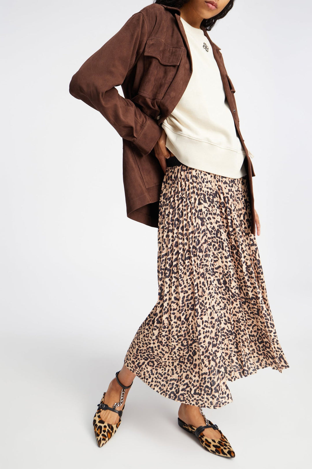 Munthe Taulla Skirt i camel – plisseret nederdel med elegant leo print, elastik i taljen og bæredygtigt design.