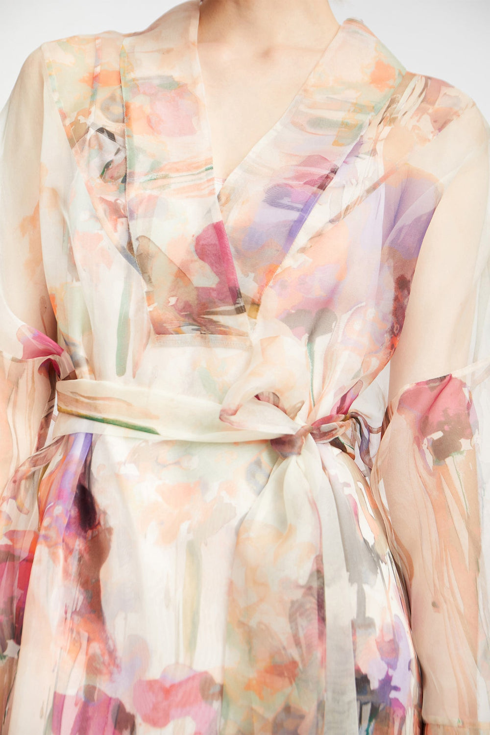 Munthe Privet Dress – luksuriøs 100 % silkekjole med kunstprint og unikt design. To-i-en kjole, perfekt til både hverdag og fest.