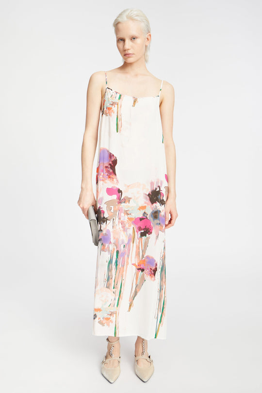 Munthe Privet Dress – luksuriøs 100 % silkekjole med kunstprint og unikt design. To-i-en kjole, perfekt til både hverdag og fest.