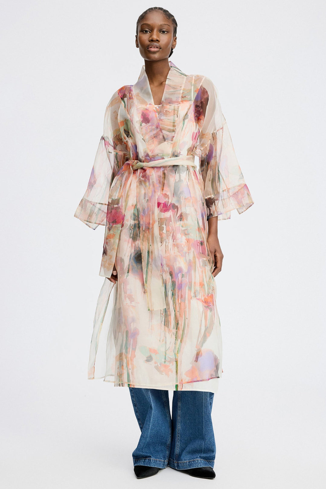 Munthe Privet Dress – luksuriøs 100 % silkekjole med kunstprint og unikt design. To-i-en kjole, perfekt til både hverdag og fest.