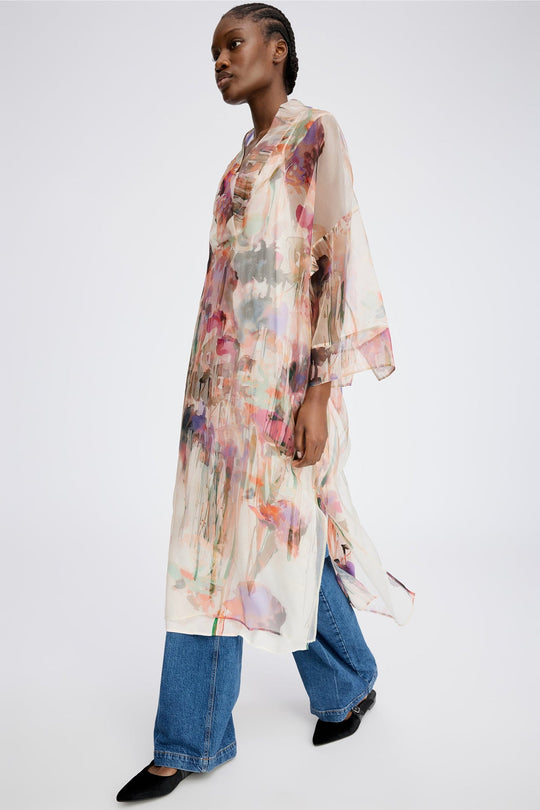 Munthe Privet Dress – luksuriøs 100 % silkekjole med kunstprint og unikt design. To-i-en kjole, perfekt til både hverdag og fest.