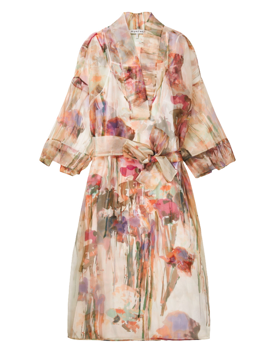 Munthe Privet Dress – luksuriøs 100 % silkekjole med kunstprint og unikt design. To-i-en kjole, perfekt til både hverdag og fest.