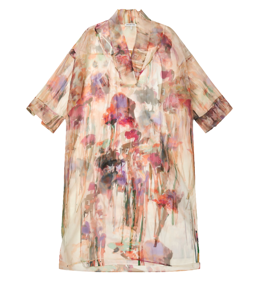 Munthe Privet Dress – luksuriøs 100 % silkekjole med kunstprint og unikt design. To-i-en kjole, perfekt til både hverdag og fest.