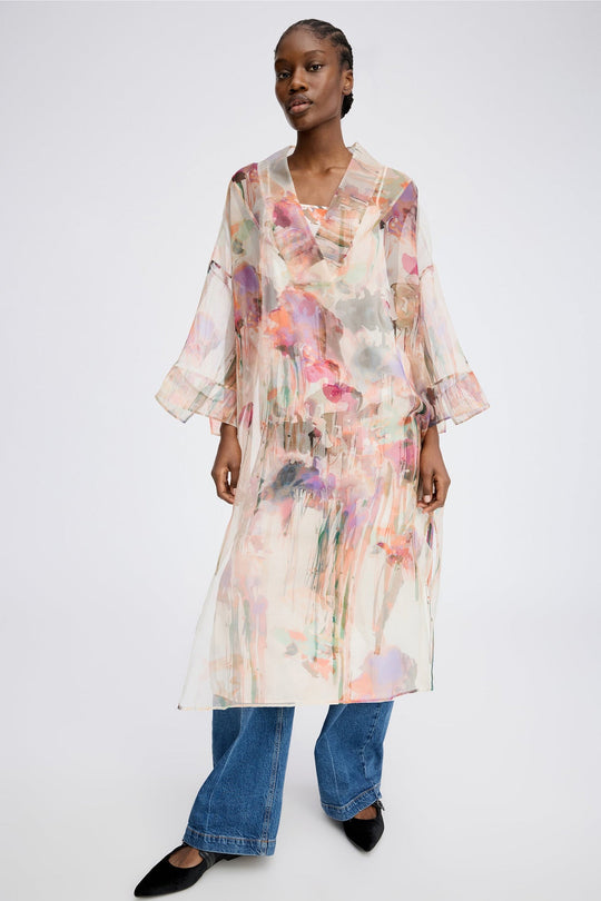 Munthe Privet Dress – luksuriøs 100 % silkekjole med kunstprint og unikt design. To-i-en kjole, perfekt til både hverdag og fest.