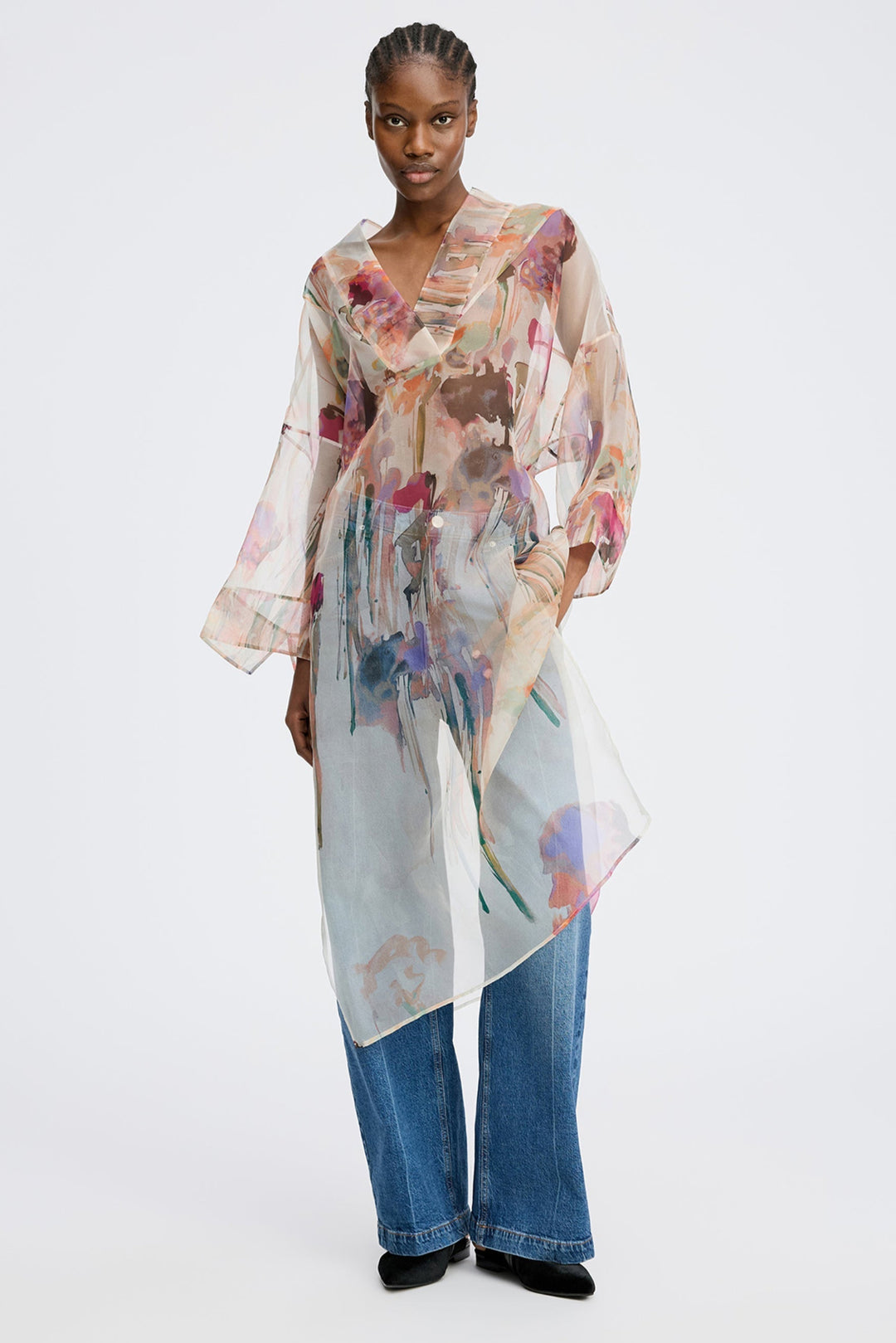 Munthe Privet Dress – luksuriøs 100 % silkekjole med kunstprint og unikt design. To-i-en kjole, perfekt til både hverdag og fest.