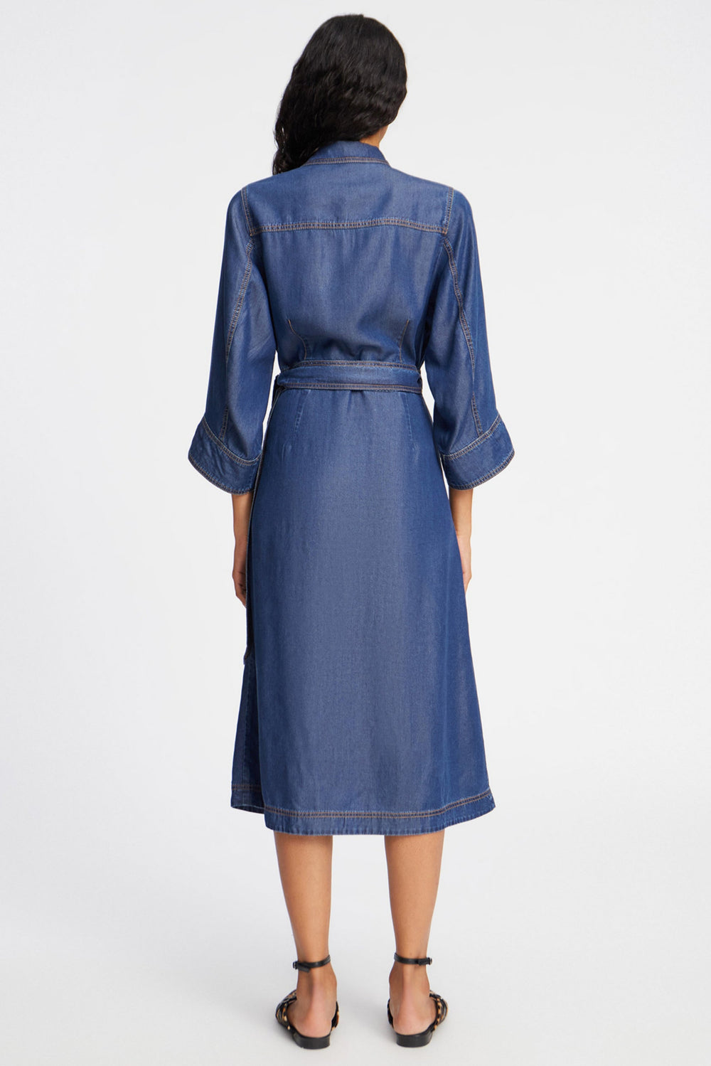Munthe Prescott Dress – denim kjole i indigo med albuelange ærmer, bindebånd og sidelommer. Let og bæredygtig i 100% TENCEL™.