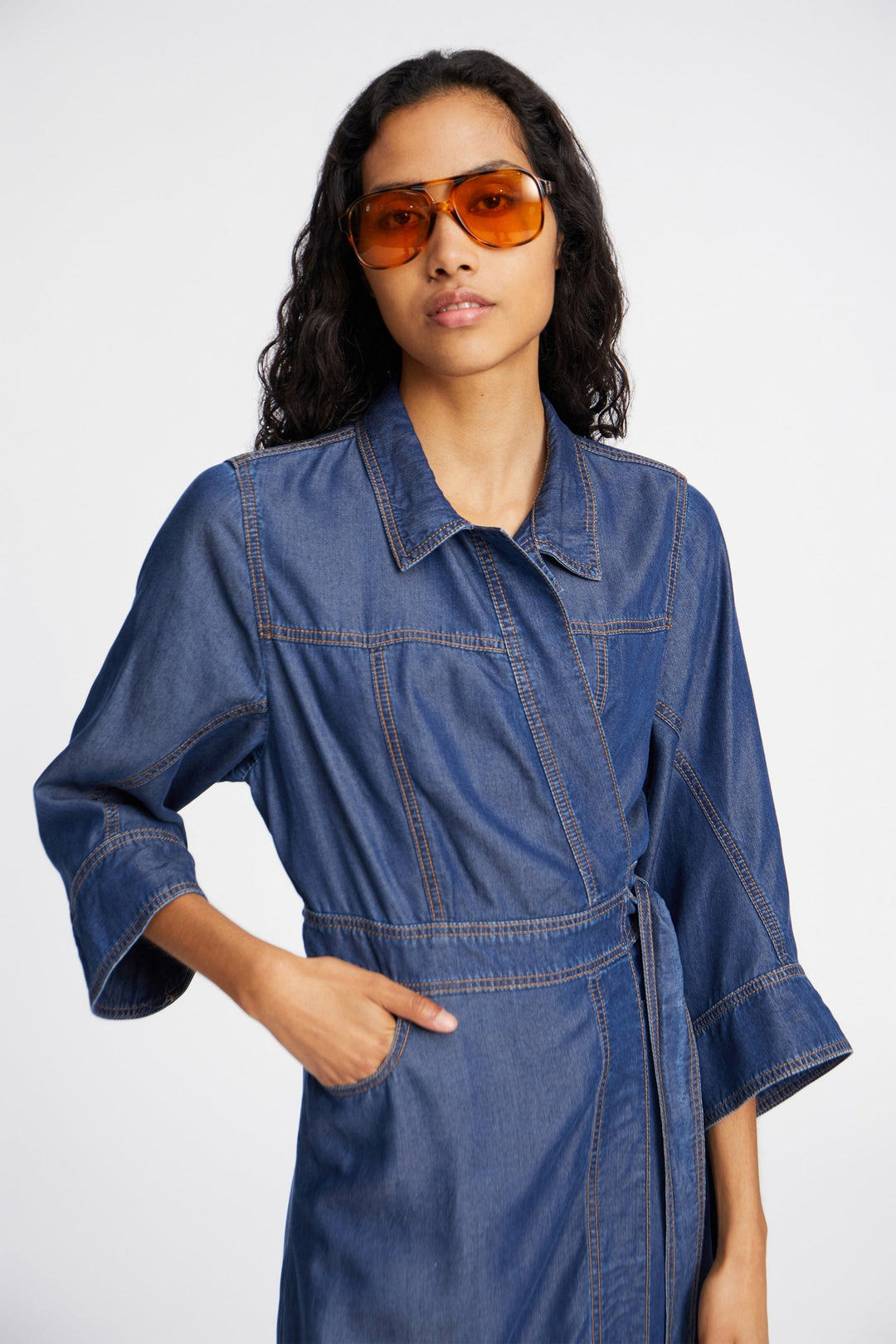 Munthe Prescott Dress – denim kjole i indigo med albuelange ærmer, bindebånd og sidelommer. Let og bæredygtig i 100% TENCEL™.