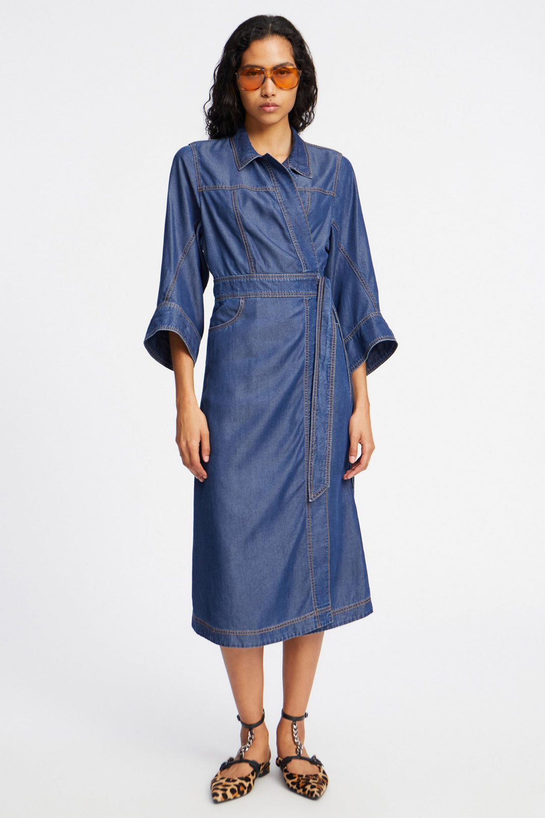 Munthe Prescott Dress – denim kjole i indigo med albuelange ærmer, bindebånd og sidelommer. Let og bæredygtig i 100% TENCEL™.