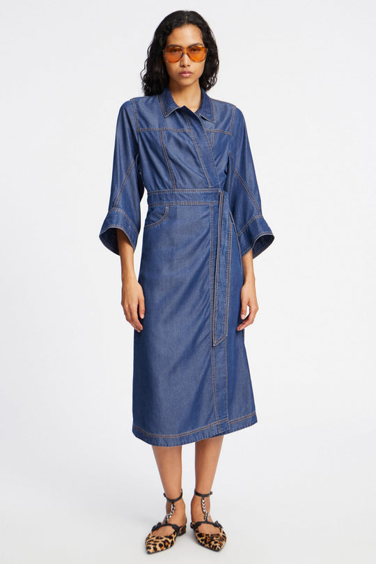 Munthe Prescott Dress – denim kjole i indigo med albuelange ærmer, bindebånd og sidelommer. Let og bæredygtig i 100% TENCEL™.
