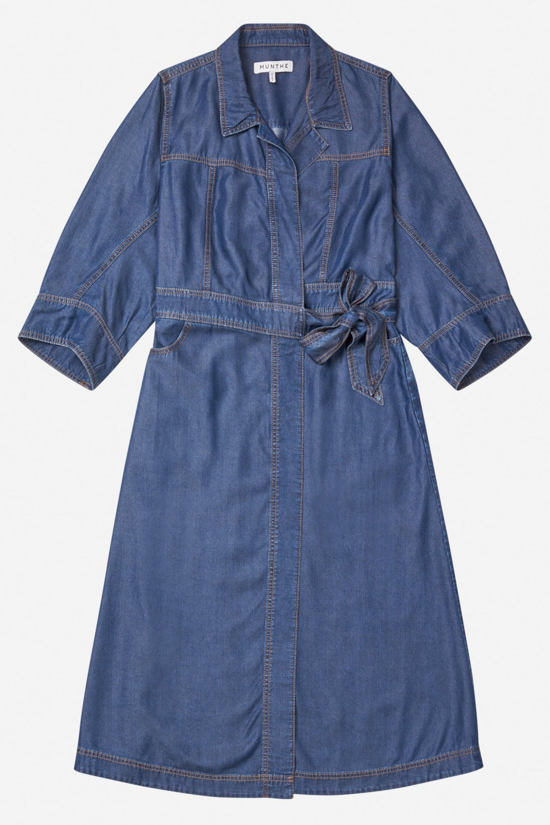 Munthe Prescott Dress – denim kjole i indigo med albuelange ærmer, bindebånd og sidelommer. Let og bæredygtig i 100% TENCEL™.
