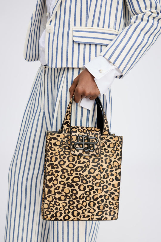 Munthe Pazzie Bag – eksklusiv leopardtaske i 100 % kolæder med MUNTHE emblem og aftagelig strop. Hver taske er unik.