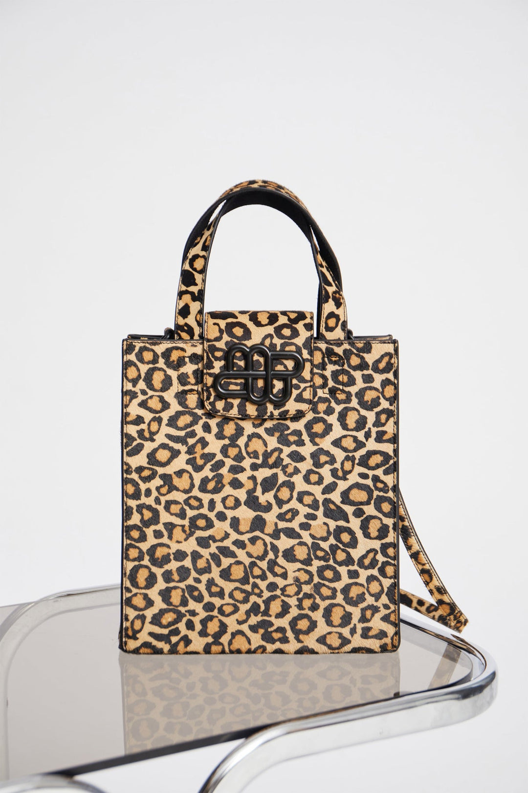 Munthe Pazzie Bag – eksklusiv leopardtaske i 100 % kolæder med MUNTHE emblem og aftagelig strop. Hver taske er unik.