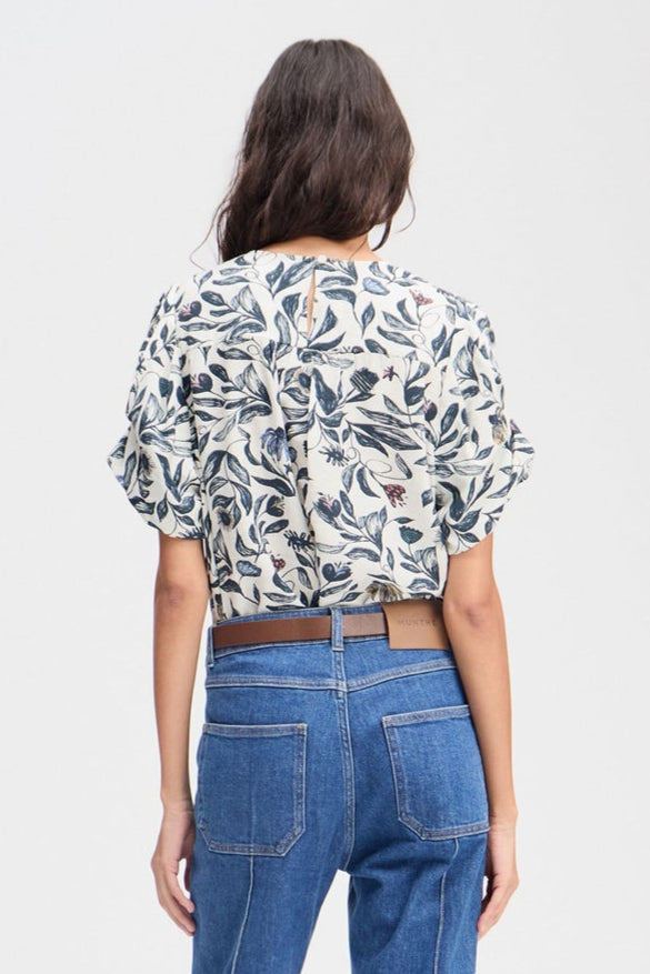 Munthe Lustanna bluse i kit med all-over blomsterprint og fine detaljer. Fremstillet i 85 % Lenzing™ Ecovero™ og 15 % polyamid. 
