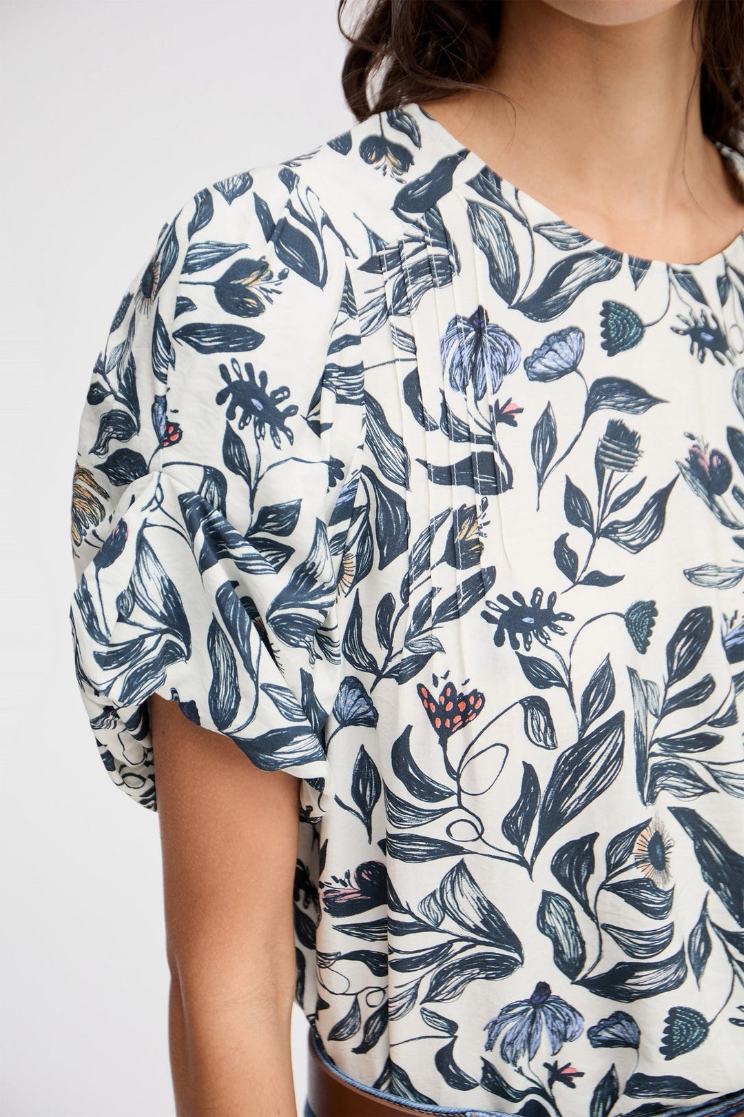    Munthe Lustanna bluse i kit med all-over blomsterprint og fine detaljer. Fremstillet i 85 % Lenzing™ Ecovero™ og 15 % polyamid. 