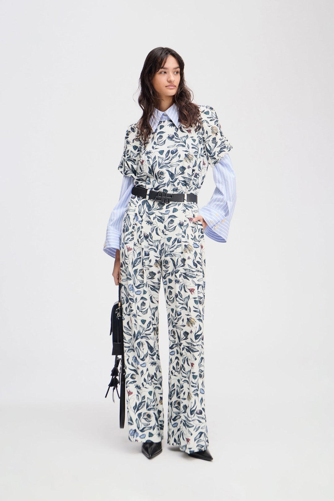 Munthe Lustanna bluse i kit med all-over blomsterprint og fine detaljer. Fremstillet i 85 % Lenzing™ Ecovero™ og 15 % polyamid. 