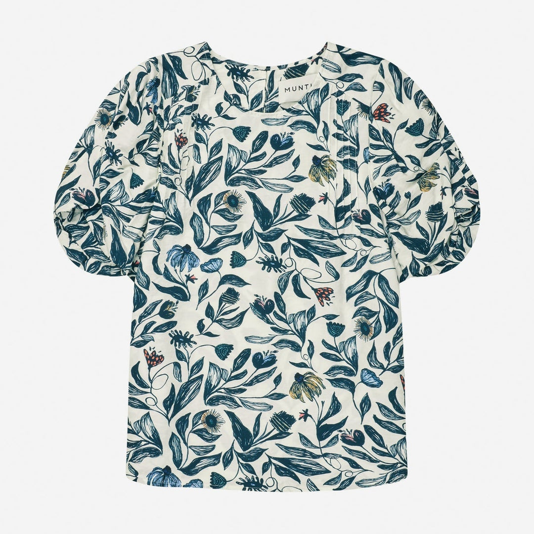 Munthe Lustanna bluse i kit med all-over blomsterprint og fine detaljer. Fremstillet i 85 % Lenzing™ Ecovero™ og 15 % polyamid. 