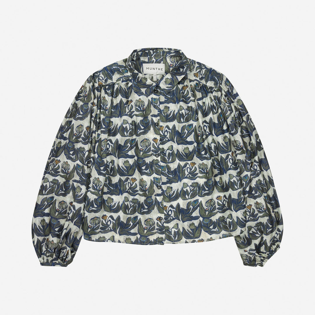 Munthe Lynx skjorte med all-over print, brede ærmer og løs pasform. Fremstillet i silke og bæredygtig Lenzing™ Ecovero™. 