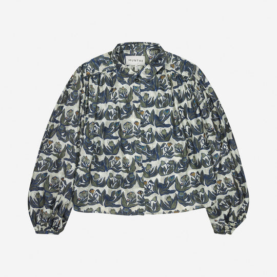 Munthe Lynx skjorte med all-over print, brede ærmer og løs pasform. Fremstillet i silke og bæredygtig Lenzing™ Ecovero™. 