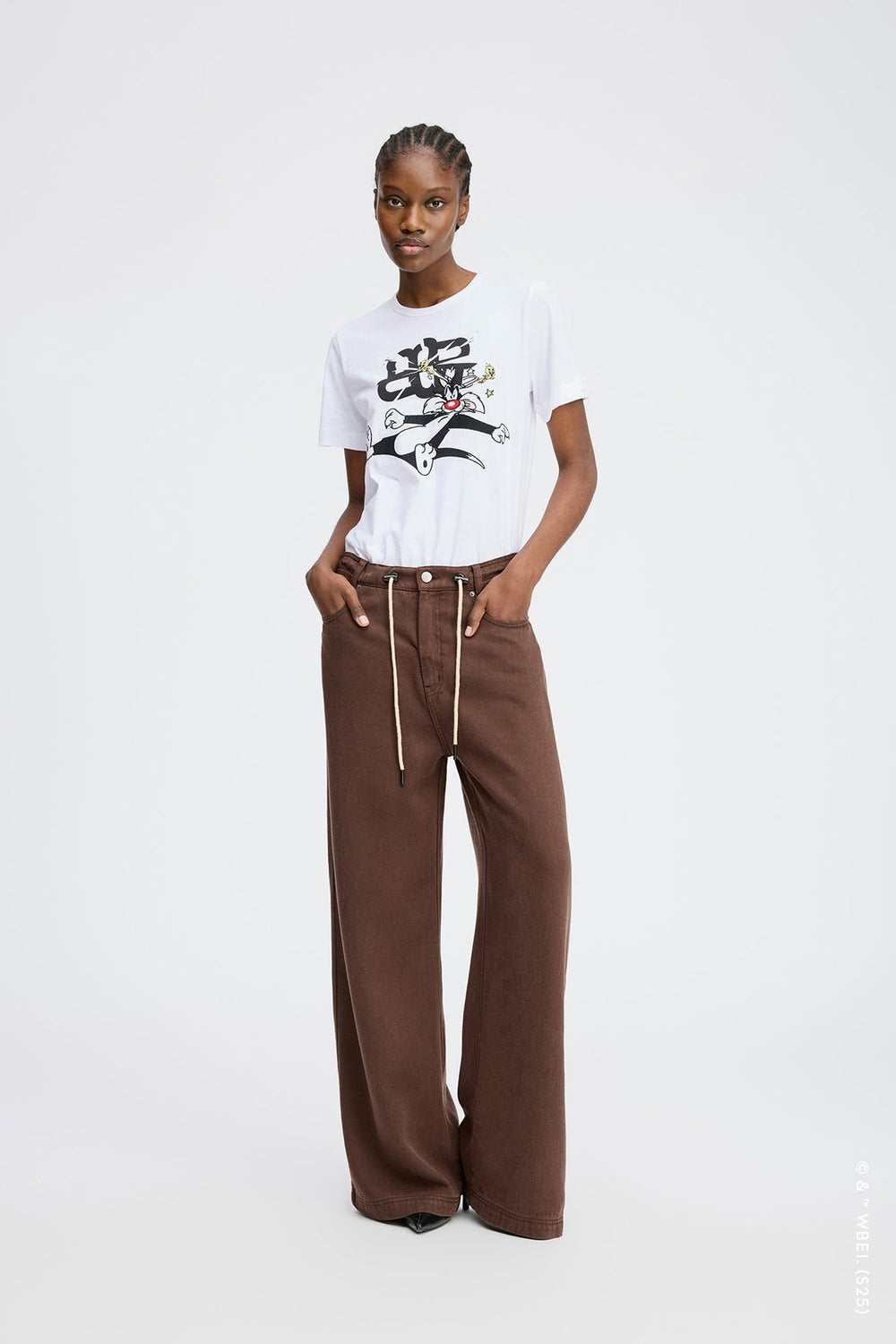 Munthe Lacini hvid T-shirt med Tweety, Sylvester og MUNTHE-emblem. Fremstillet i 100 % økologisk bomuld. 
