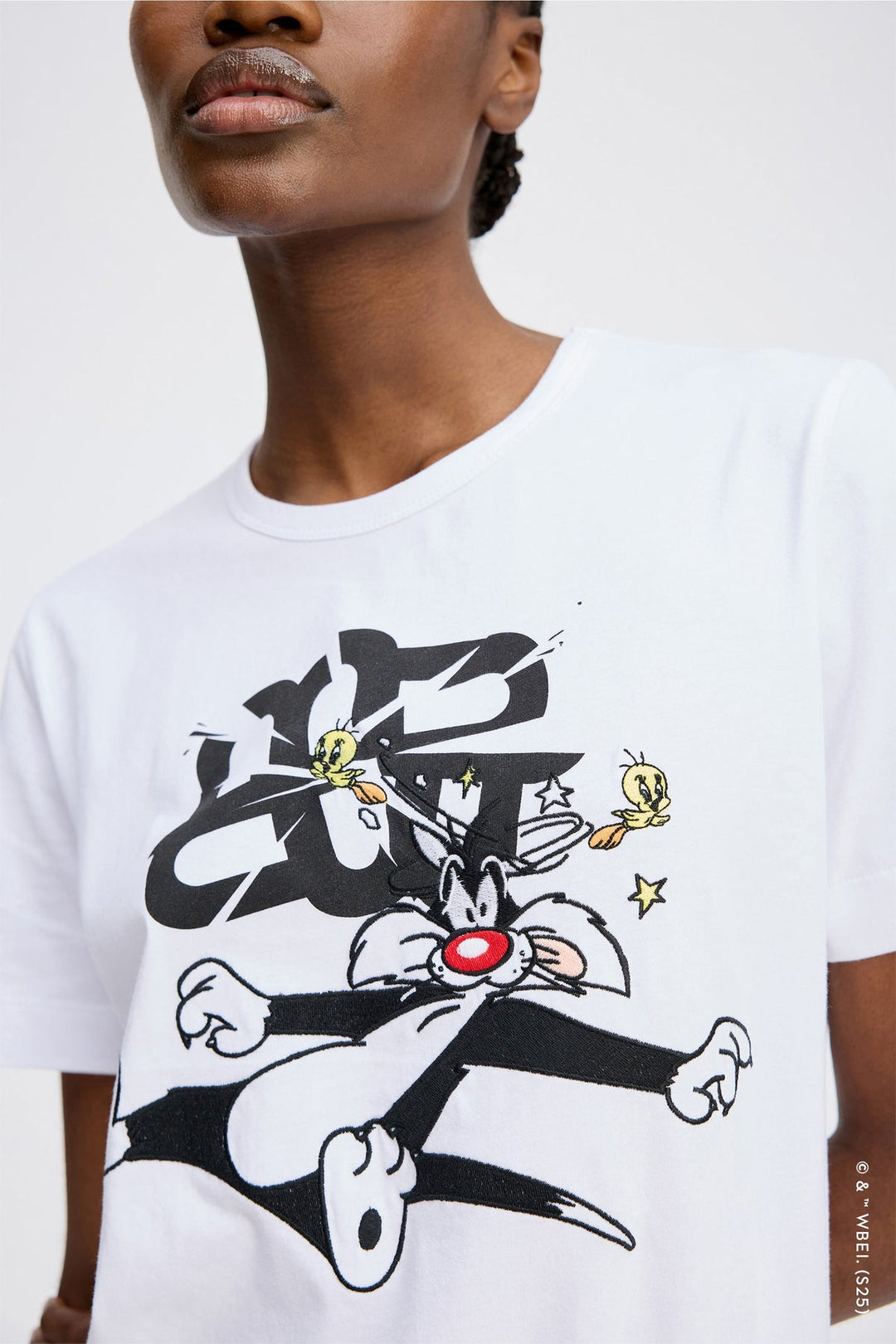 Munthe Lacini hvid T-shirt med Tweety, Sylvester og MUNTHE-emblem. Fremstillet i 100 % økologisk bomuld. 
