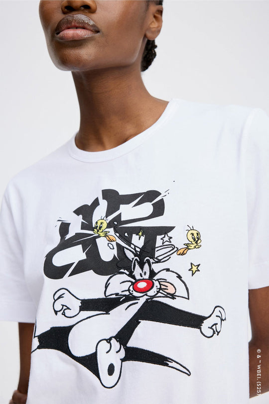 Munthe Lacini hvid T-shirt med Tweety, Sylvester og MUNTHE-emblem. Fremstillet i 100 % økologisk bomuld. 