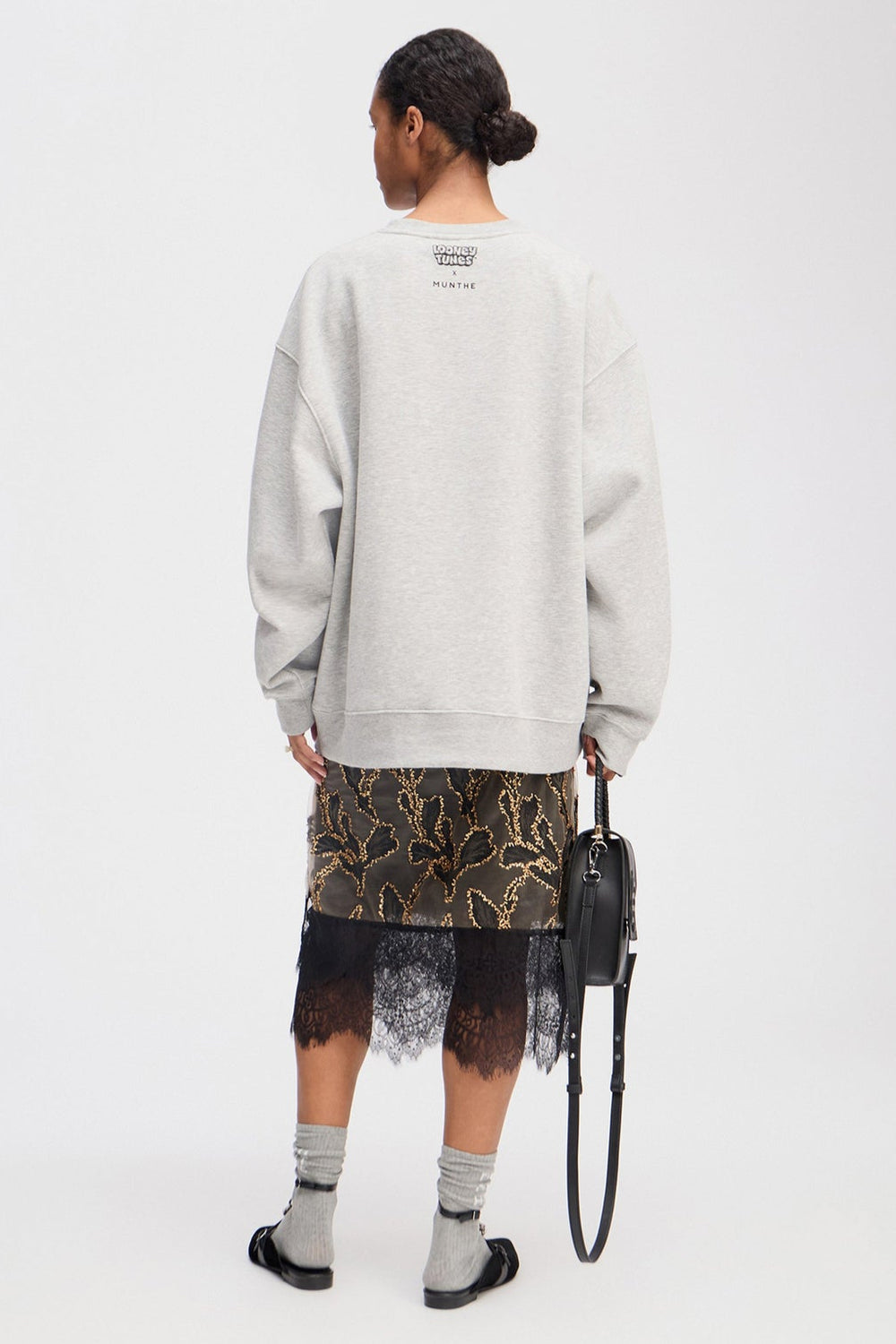 Munthe Lami lysegrå oversize sweatshirt med Bugs Bunny broderi og MUNTHE-emblem. 50 % bomuld, 50 % polyester. 
