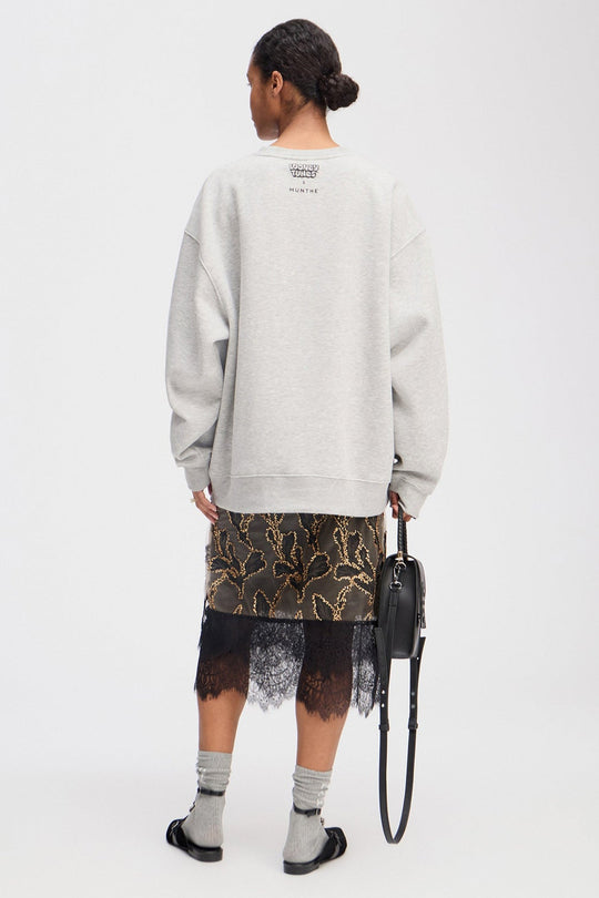 Munthe Lami lysegrå oversize sweatshirt med Bugs Bunny broderi og MUNTHE-emblem. 50 % bomuld, 50 % polyester. 