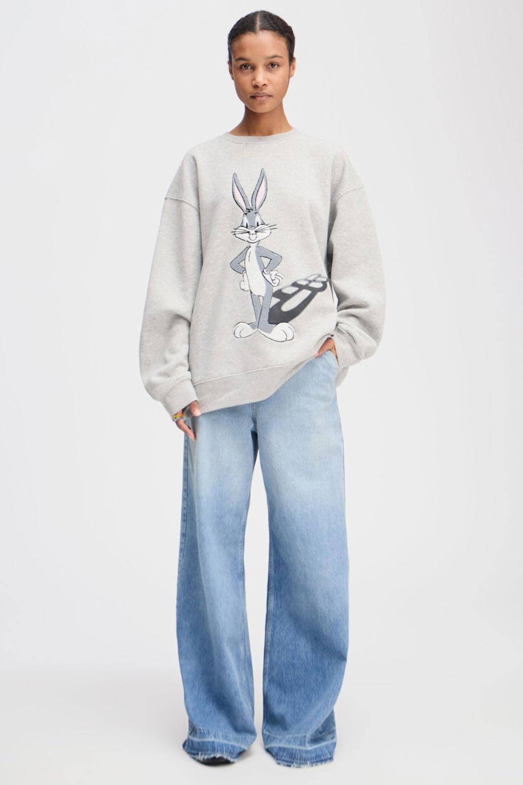 Munthe Lami lysegrå oversize sweatshirt med Bugs Bunny broderi og MUNTHE-emblem. 50 % bomuld, 50 % polyester. 