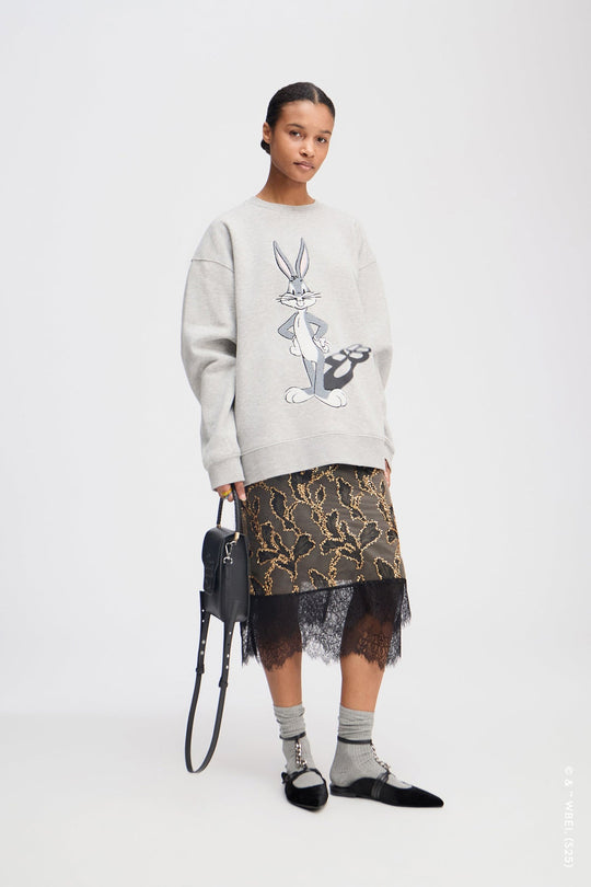 Munthe Lami lysegrå oversize sweatshirt med Bugs Bunny broderi og MUNTHE-emblem. 50 % bomuld, 50 % polyester. 