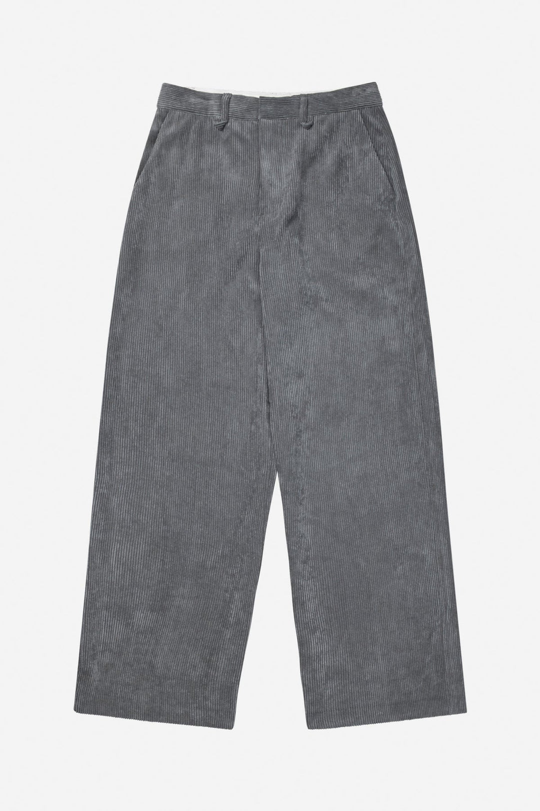 Munthe Lelouis charcoal fløjlsbukser med brede ben, regular pasform og ekstra længde. Delvist lavet i genanvendt materiale. 