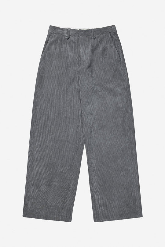 Munthe Lelouis charcoal fløjlsbukser med brede ben, regular pasform og ekstra længde. Delvist lavet i genanvendt materiale. 