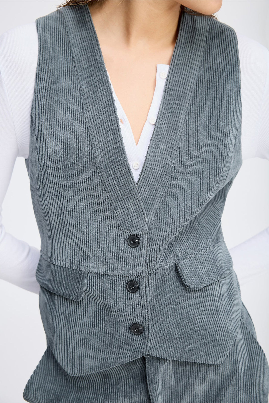 Munthe Lillian blazer-vest i charcoal fløjl med tæt pasform, tre knapper og klaplommer. Fremstillet med 35 % genanvendt polyester. 