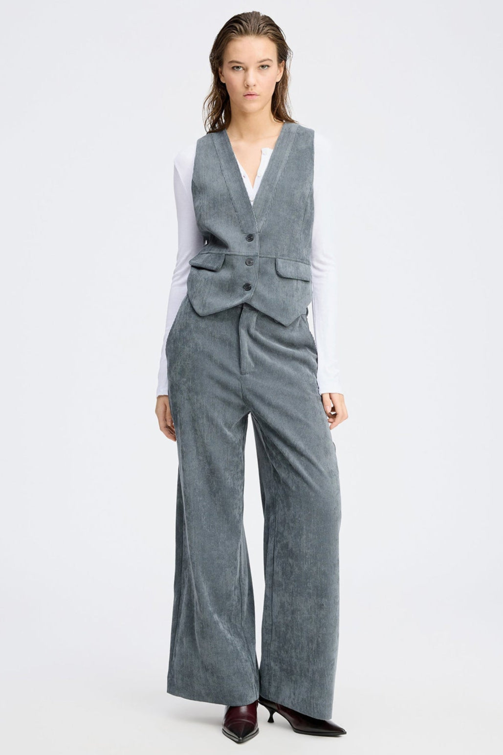 Munthe Lillian blazer-vest i charcoal fløjl med tæt pasform, tre knapper og klaplommer. Fremstillet med 35 % genanvendt polyester. 