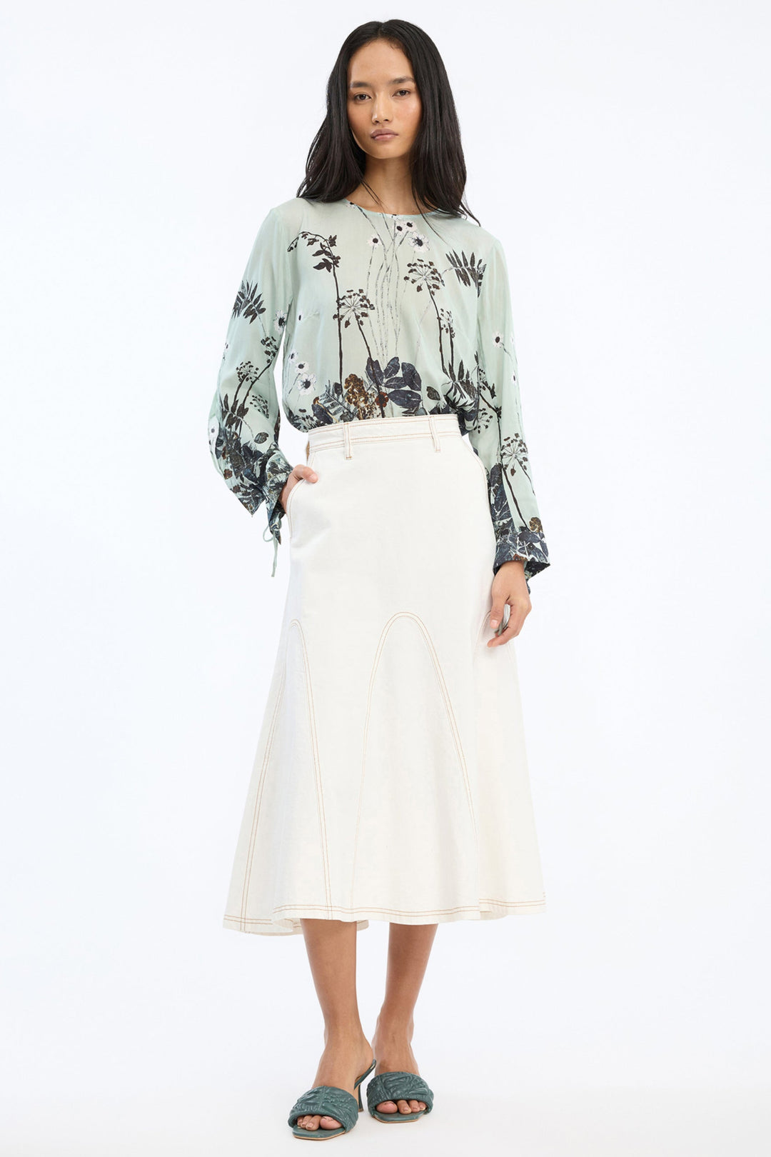 Munthe Basilia Top – Mint. Top med flerfarvet botanisk print, rund hals med bindedetalje og lange ærmer med bånd ved håndleddene.
