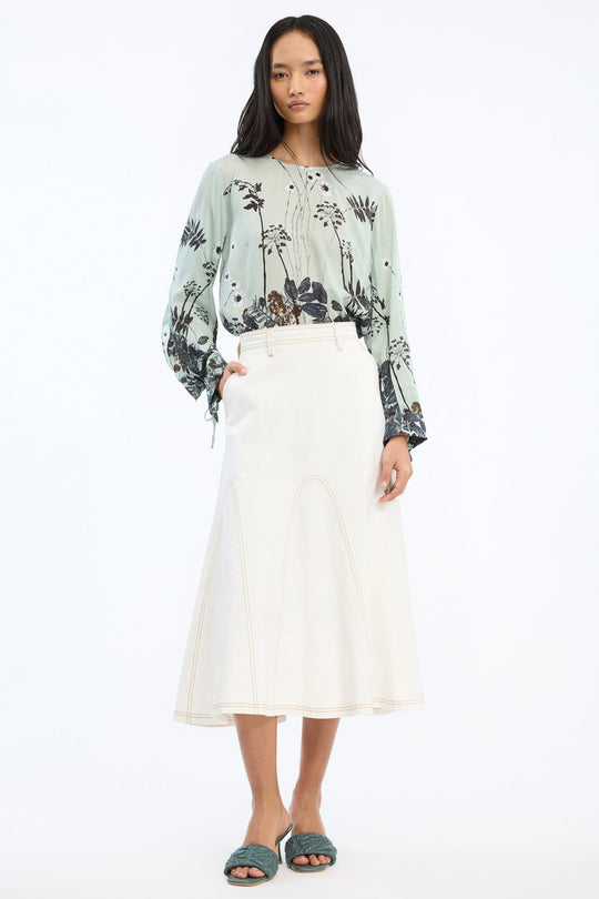 Munthe Basilia Top – Mint. Top med flerfarvet botanisk print, rund hals med bindedetalje og lange ærmer med bånd ved håndleddene.
