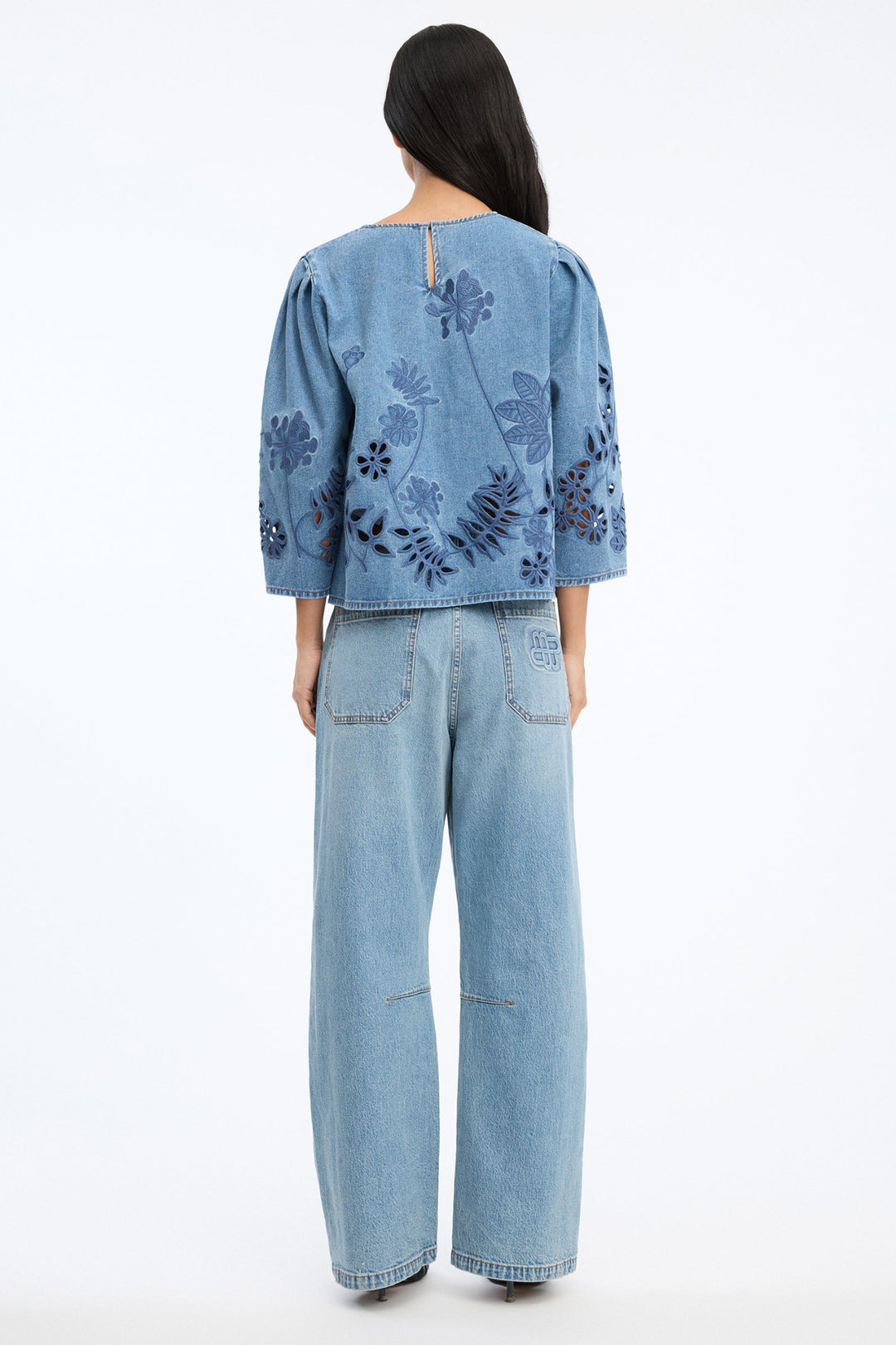 Munthe Bramble Top – Blue. Blå top med blomsterbroderi, lange ærmer med volumen og rund hals i regular fit.
