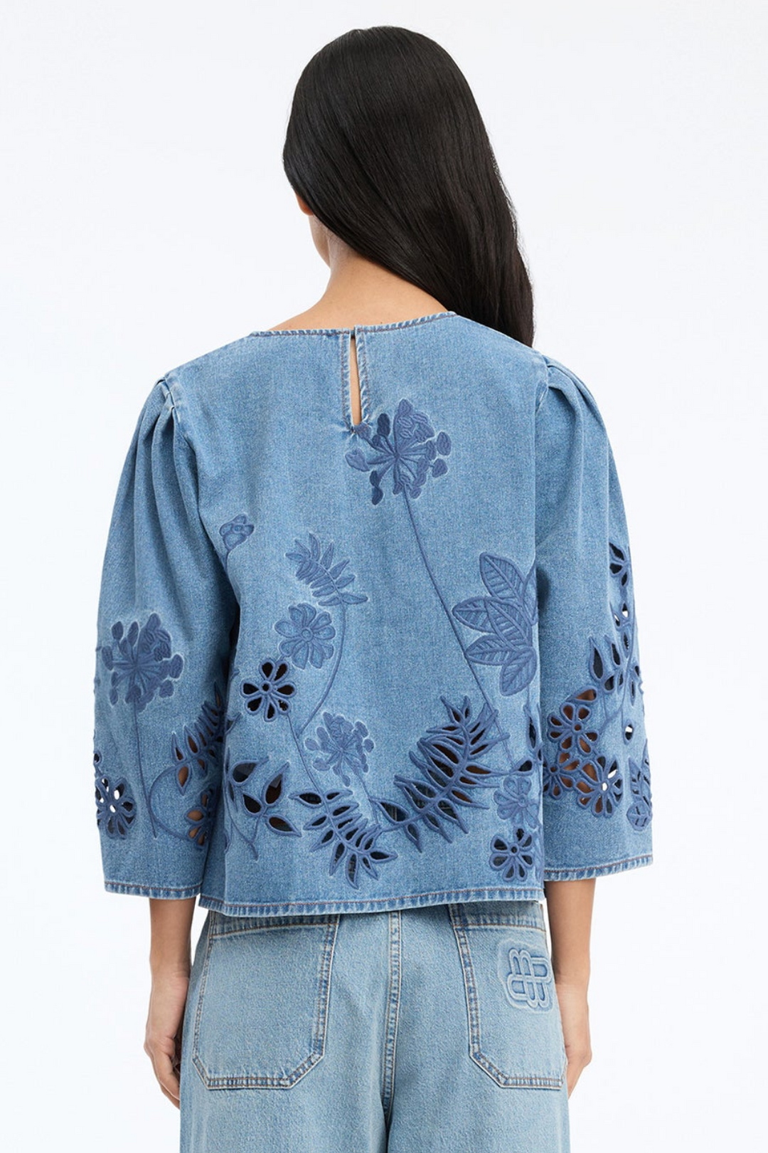 Munthe Bramble Top – Blue. Blå top med blomsterbroderi, lange ærmer med volumen og rund hals i regular fit.
