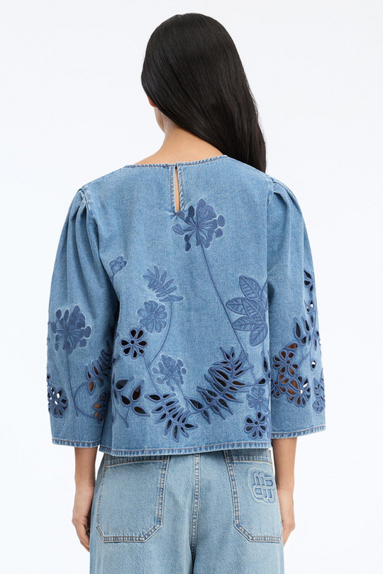 Munthe Bramble Top – Blue. Blå top med blomsterbroderi, lange ærmer med volumen og rund hals i regular fit.
