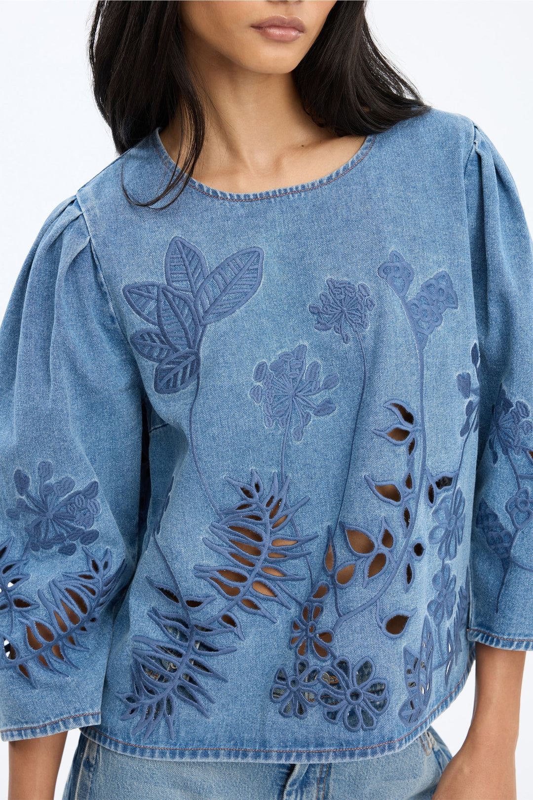 Munthe Bramble Top – Blue. Blå top med blomsterbroderi, lange ærmer med volumen og rund hals i regular fit.

