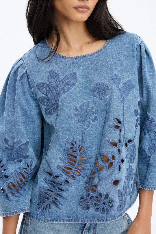 Munthe Bramble Top – Blue. Blå top med blomsterbroderi, lange ærmer med volumen og rund hals i regular fit.
