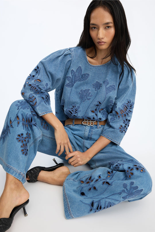 Munthe Bramble Top – Blue. Blå top med blomsterbroderi, lange ærmer med volumen og rund hals i regular fit.
