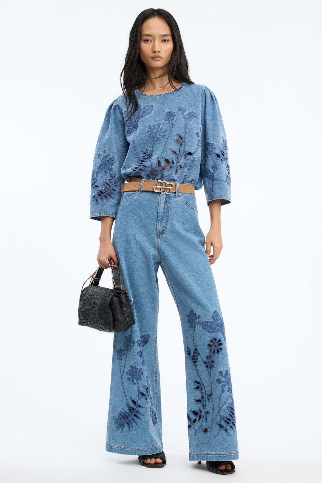 Munthe Bramble Top – Blue. Blå top med blomsterbroderi, lange ærmer med volumen og rund hals i regular fit.
