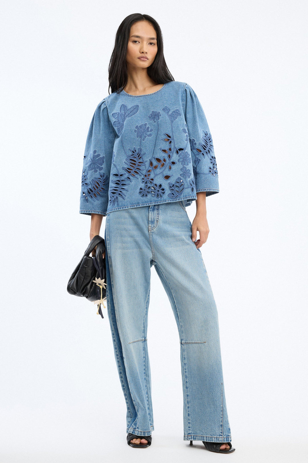 Munthe Bramble Top – Blue. Blå top med blomsterbroderi, lange ærmer med volumen og rund hals i regular fit.
