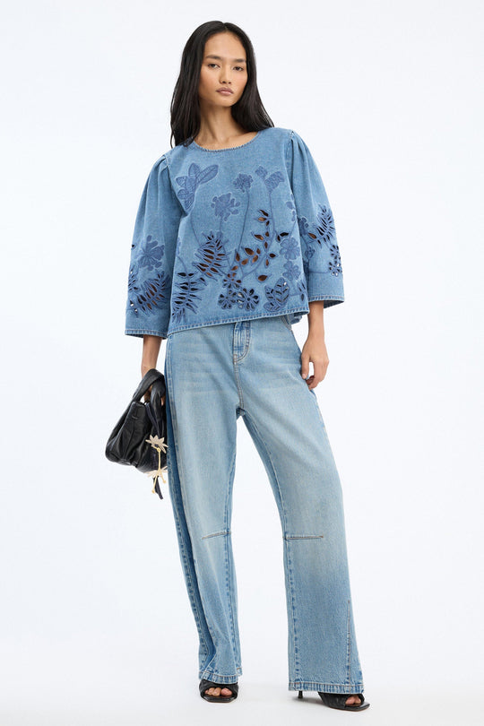 Munthe Bramble Top – Blue. Blå top med blomsterbroderi, lange ærmer med volumen og rund hals i regular fit.
